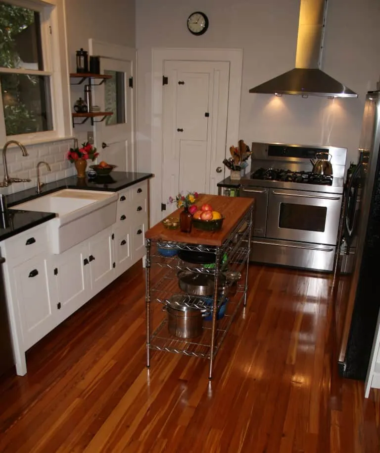 11323 pine dining table