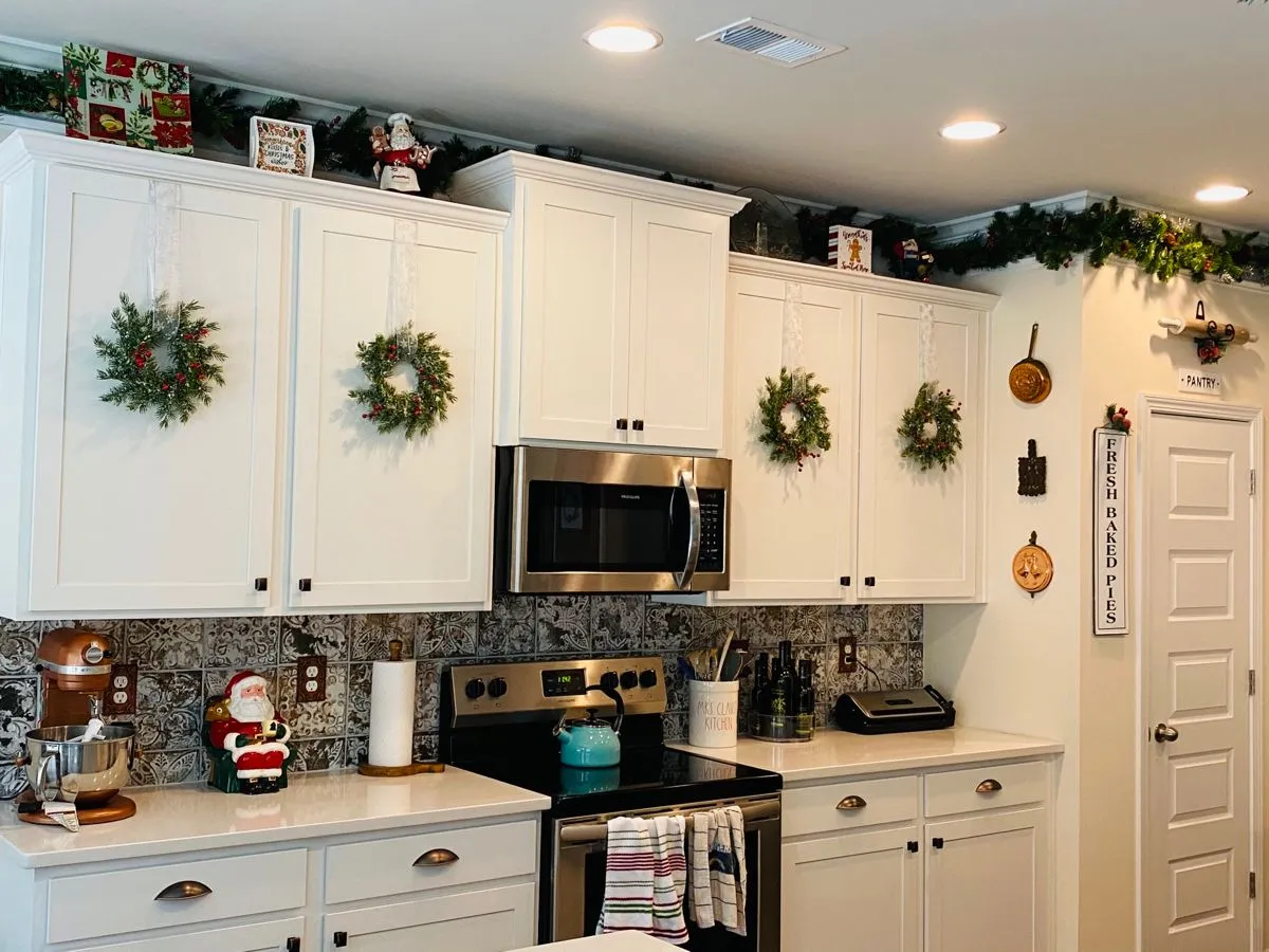 11358 christmas kitchen decor safety 2