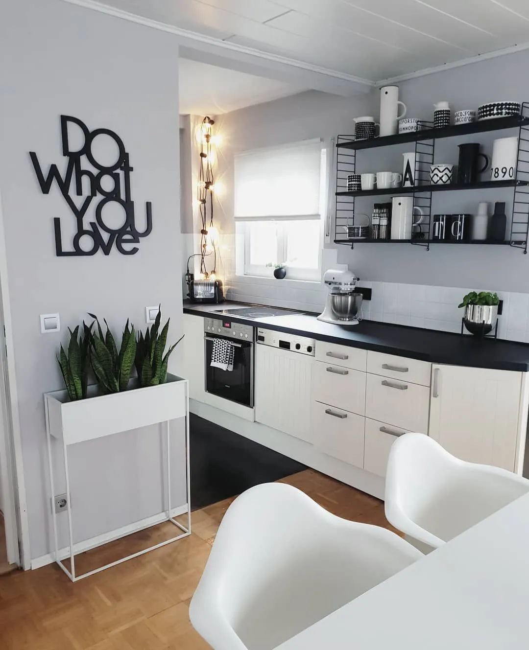 /img/11392-small-black-and-white-kitchen.webp