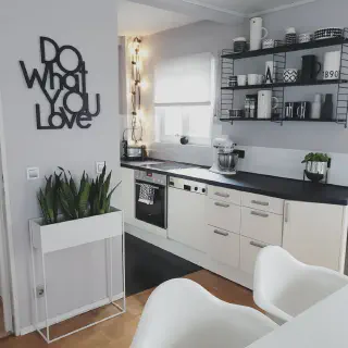 /img/11392-small-black-and-white-kitchen.webp