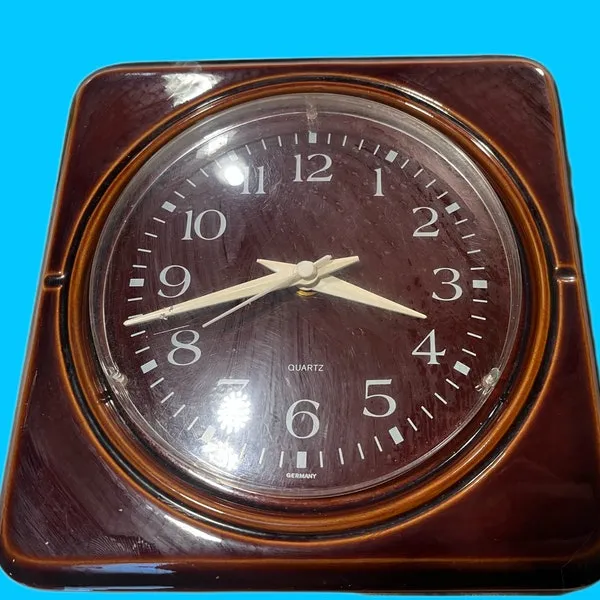 11419 red kitchen clock placement