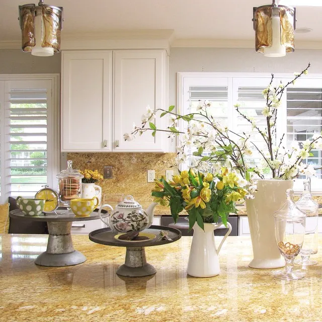 11429 yellow christmas kitchen 5