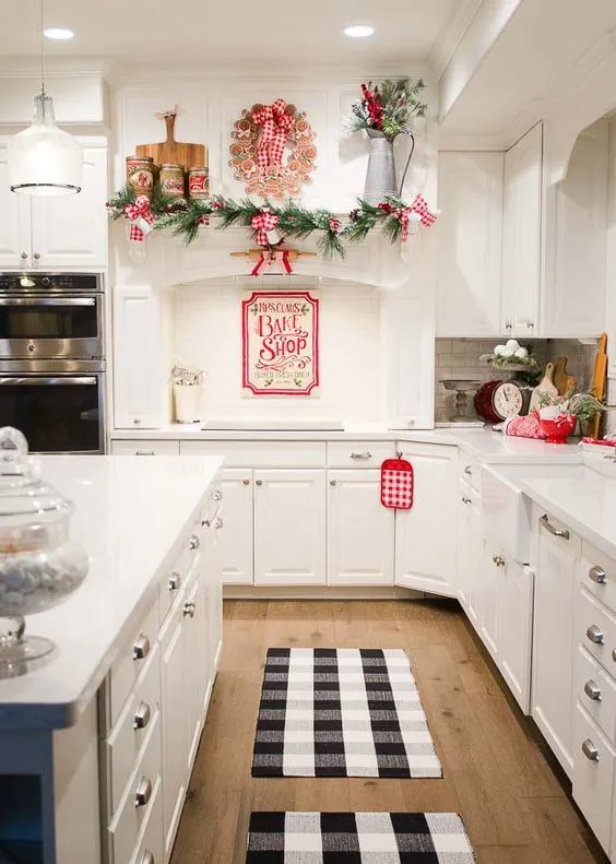 /img/11429-yellow-christmas-kitchen-7.webp