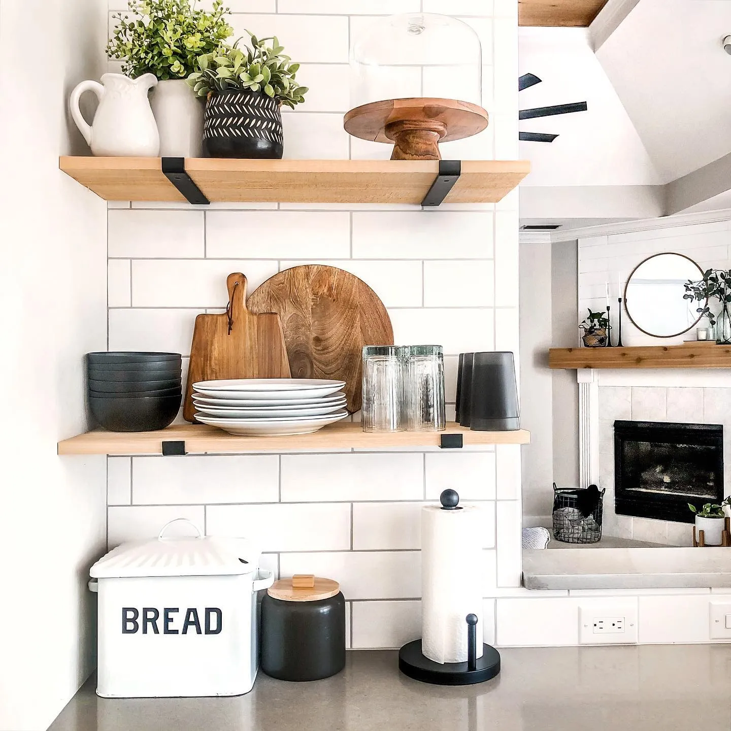 /img/11504-glass-shelves-kitchen.webp