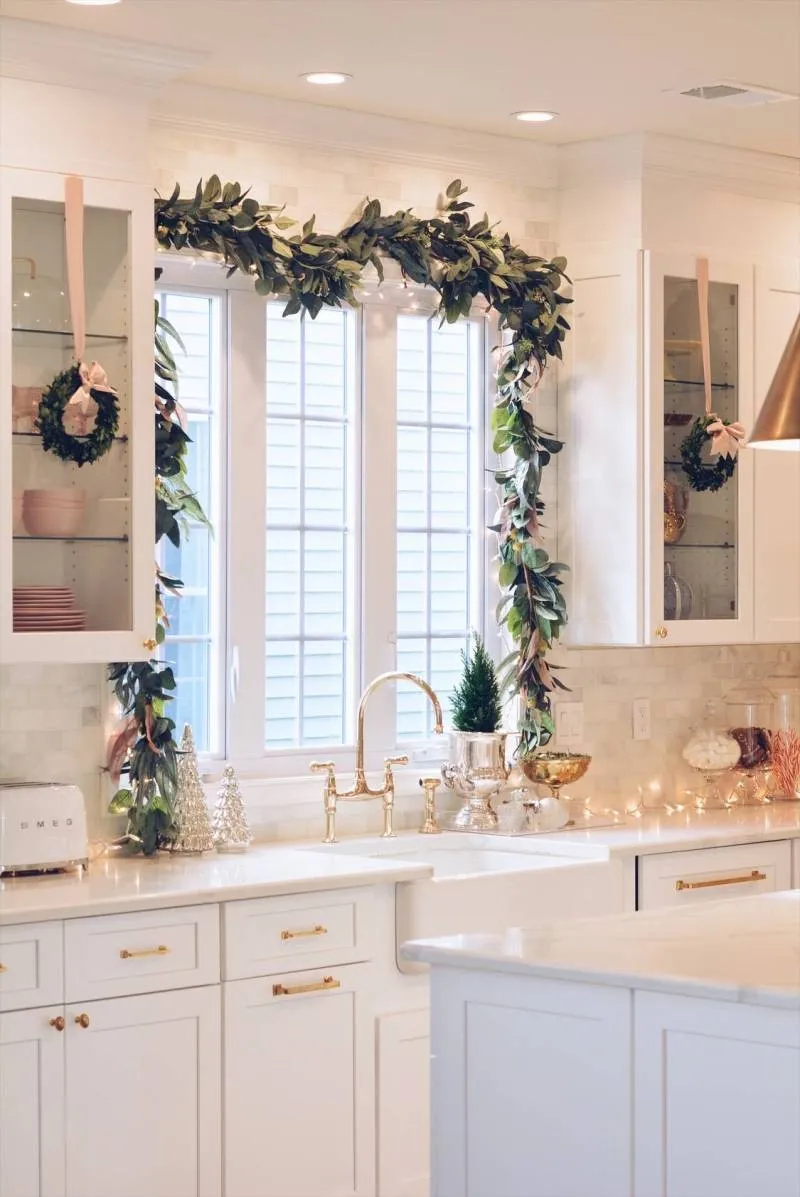 11560 pink christmas kitchen 7