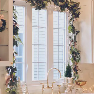 /img/11560-pink-christmas-kitchen-8.webp