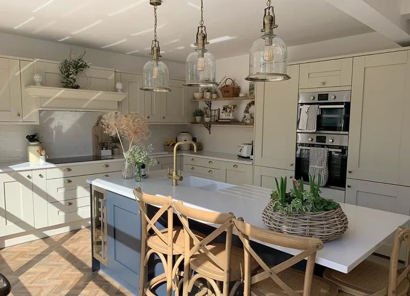 /img/11610-mediterranean-kitchen-shelving.webp