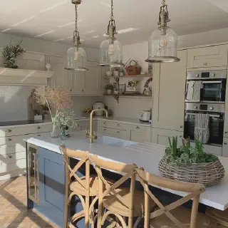 /img/11610-mediterranean-kitchen-shelving.webp