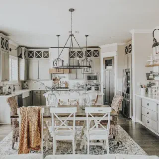 /img/11615-farmhouse-kitchen-decor-quartz-countertops-3.webp