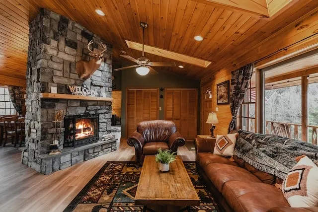 /img/11629-cabin-kitchen-seasonal-decor.webp