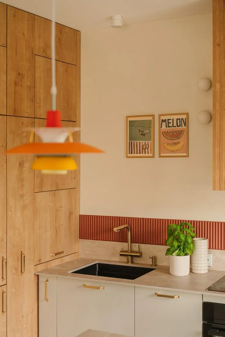 /img/11651-red-kitchen-decor-budget.webp